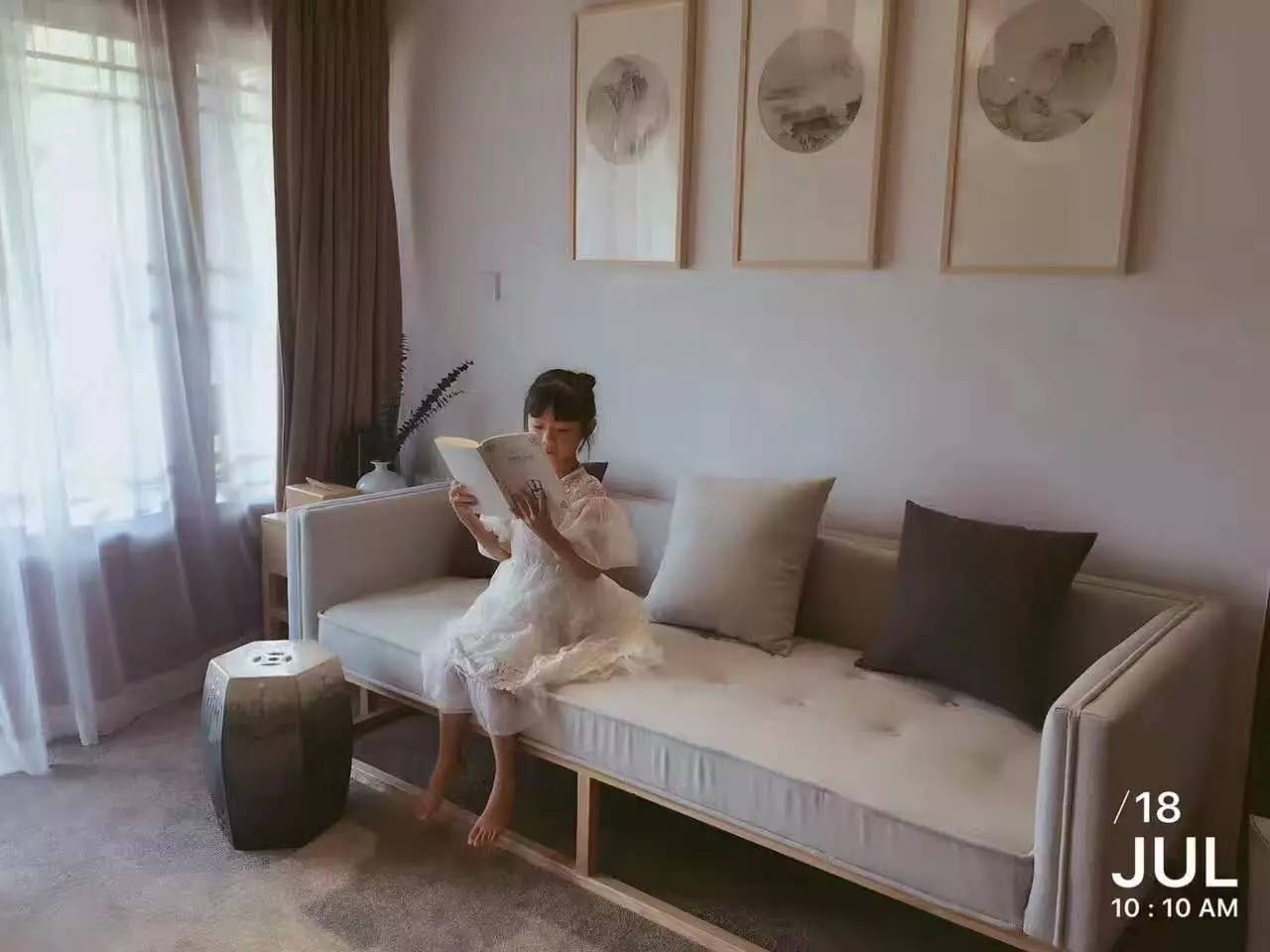 如隱·小佐居，半入溪水半入云