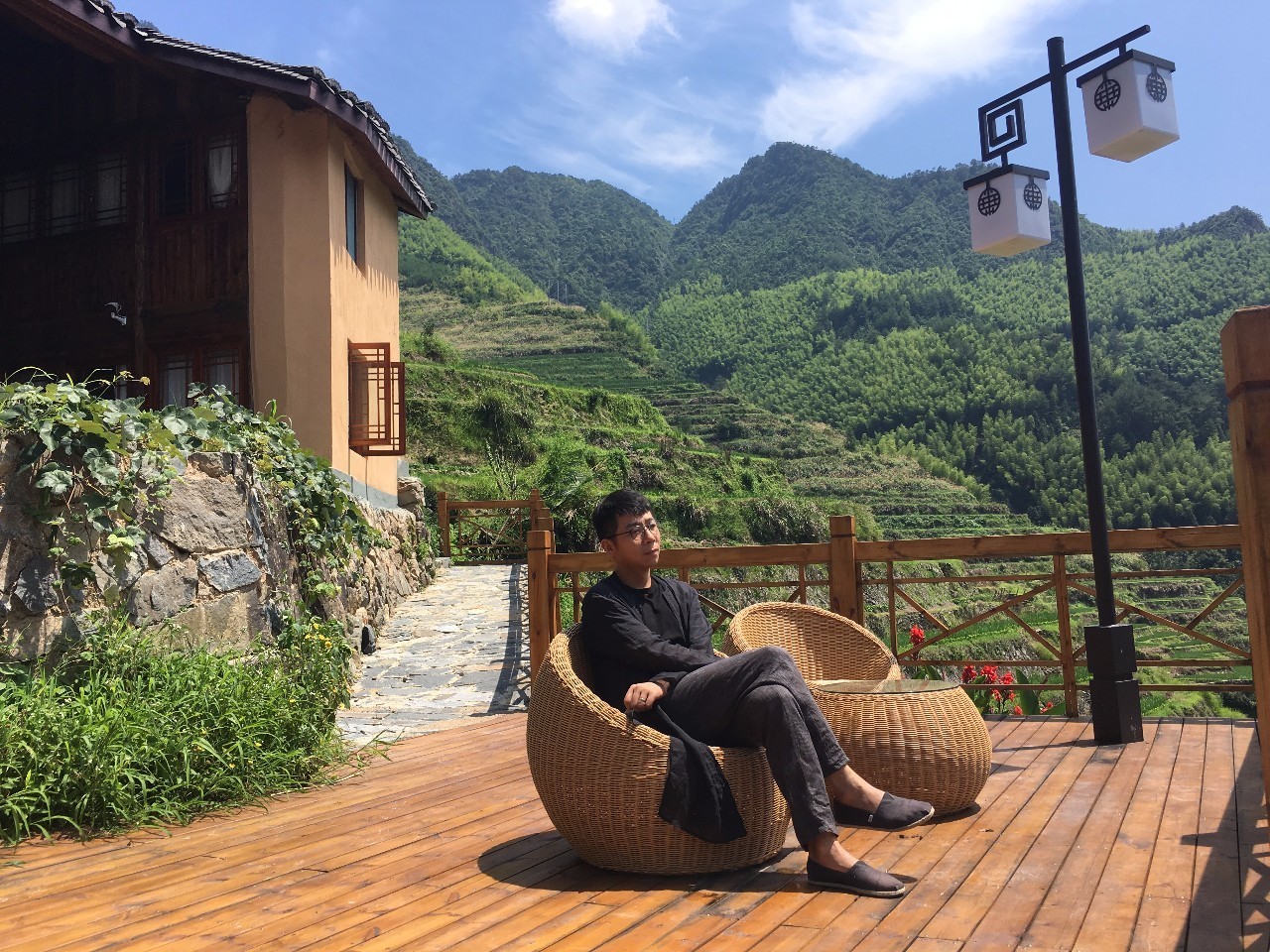 如隱·小佐居，半入溪水半入云