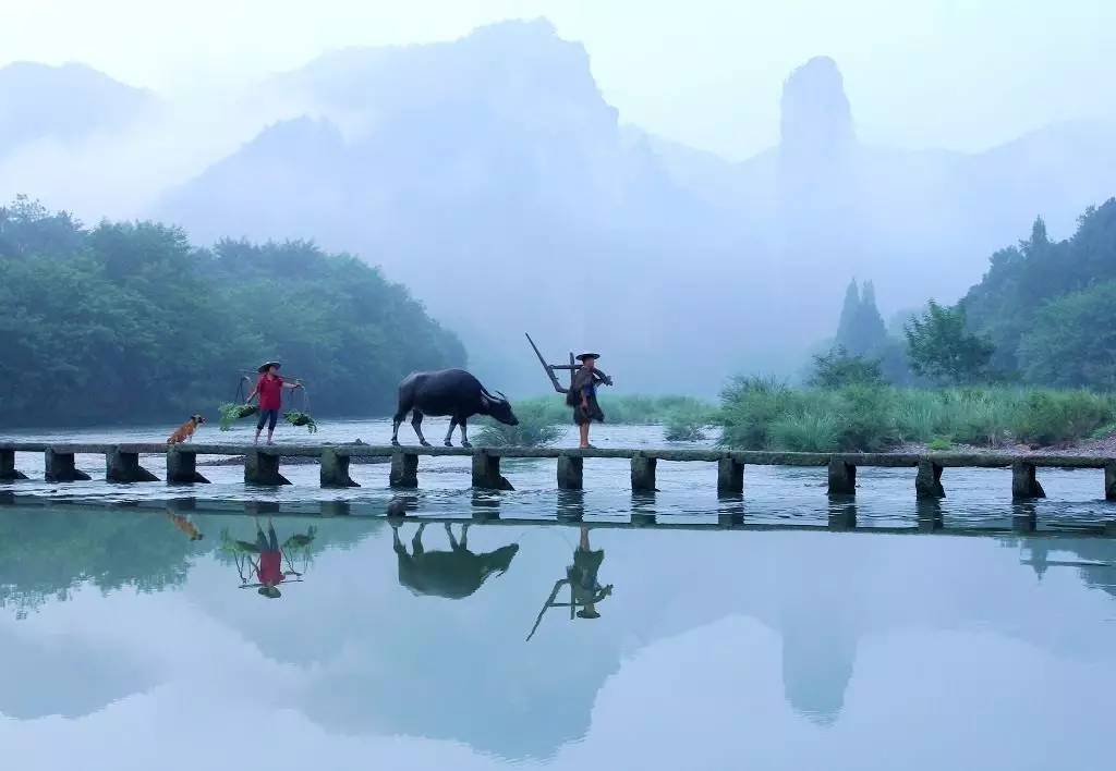 如隱·小佐居，半入溪水半入云