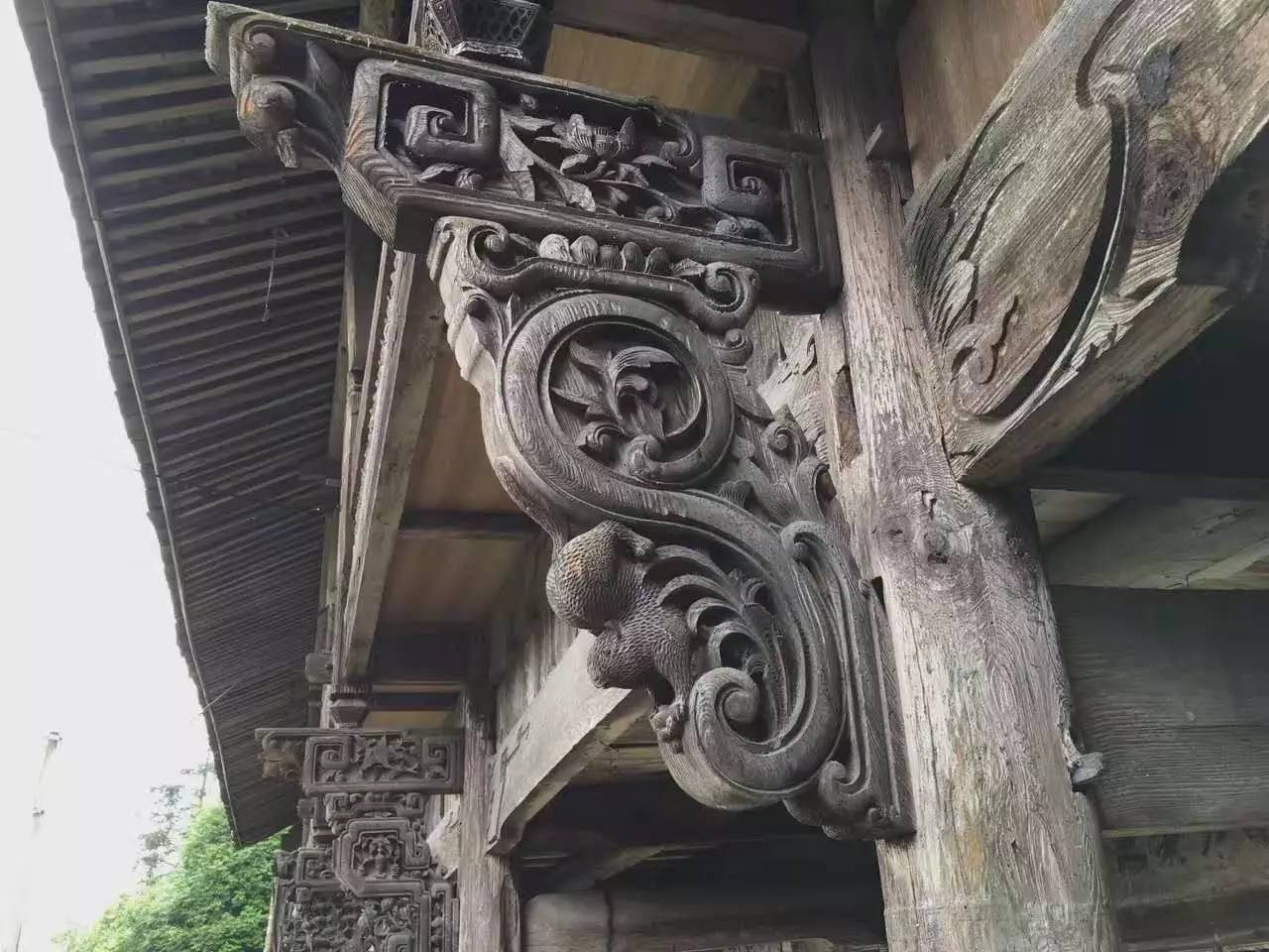 如隱·小佐居，半入溪水半入云