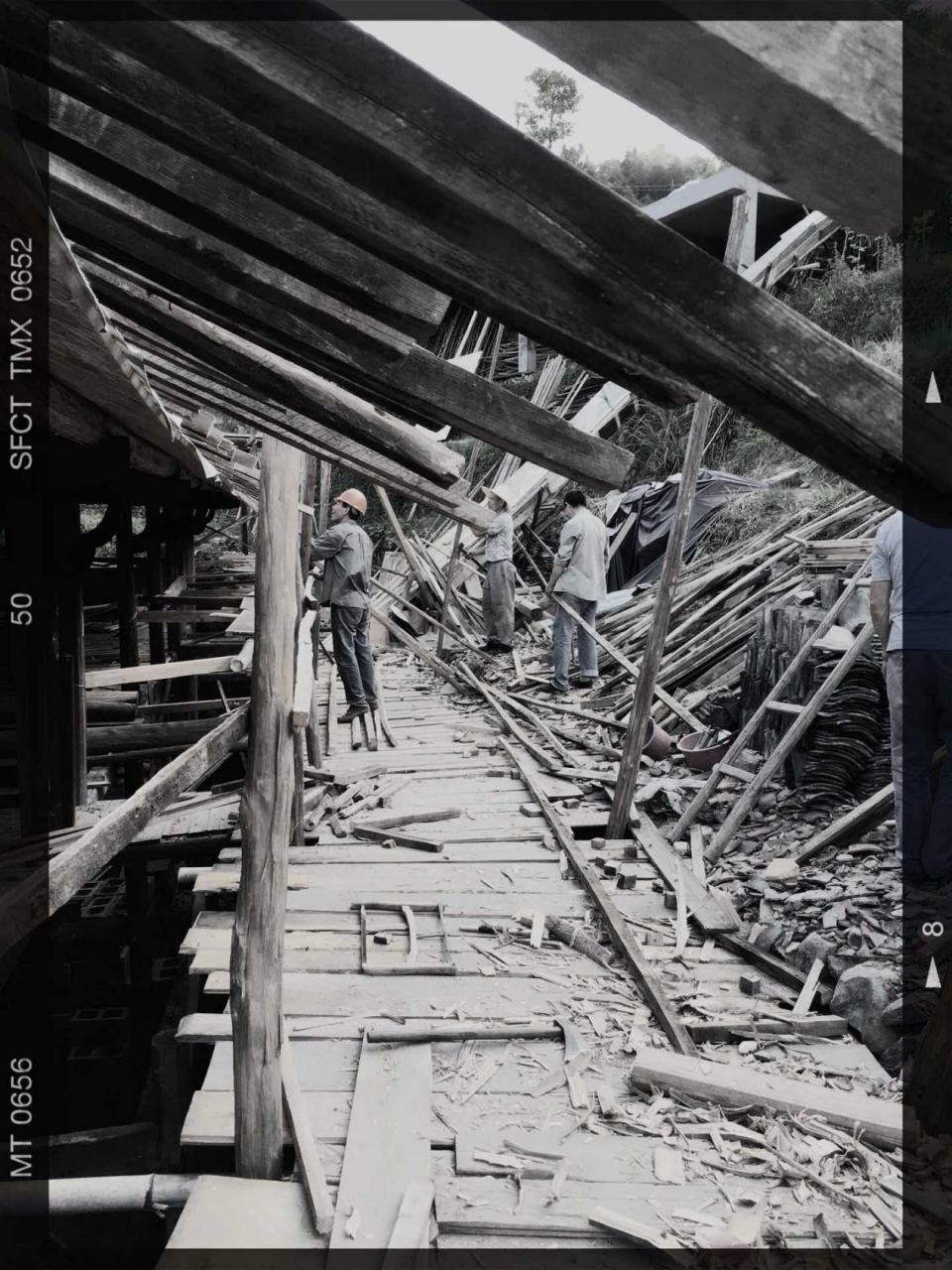 如隱·小佐居，半入溪水半入云