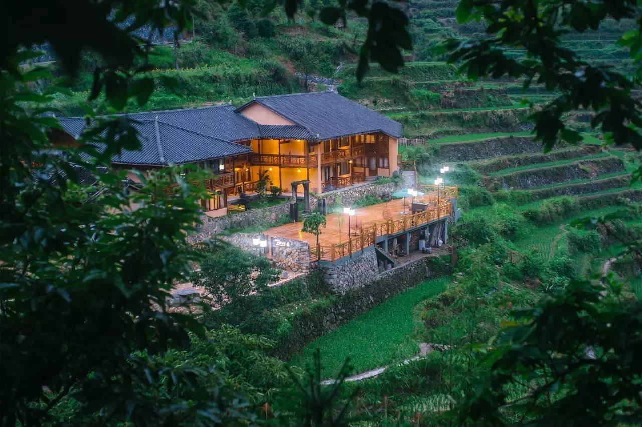 如隱·小佐居，半入溪水半入云