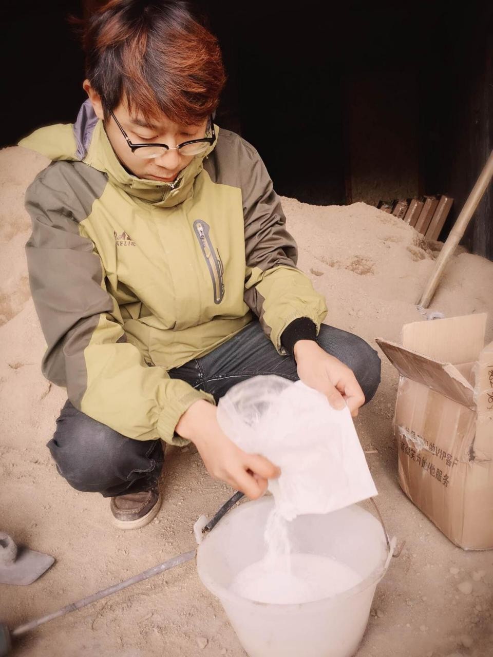 如隱·小佐居，半入溪水半入云