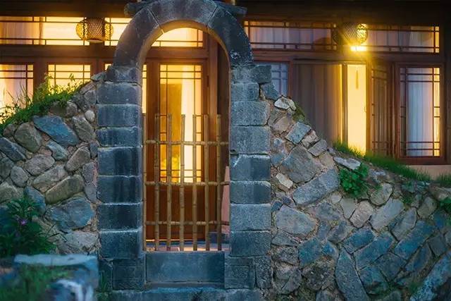 如隱·小佐居，半入溪水半入云