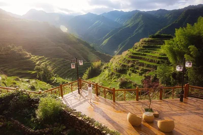 如隱·小佐居，半入溪水半入云