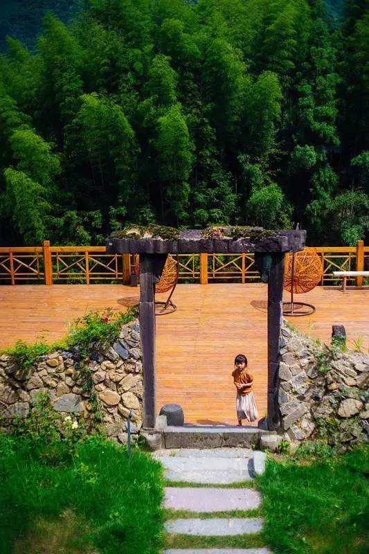 如隱·小佐居，半入溪水半入云