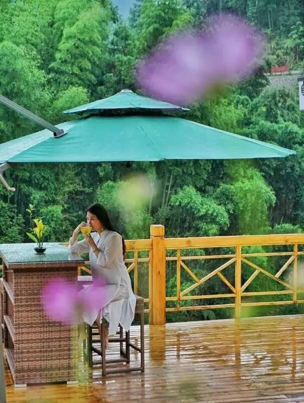 如隱·小佐居，半入溪水半入云