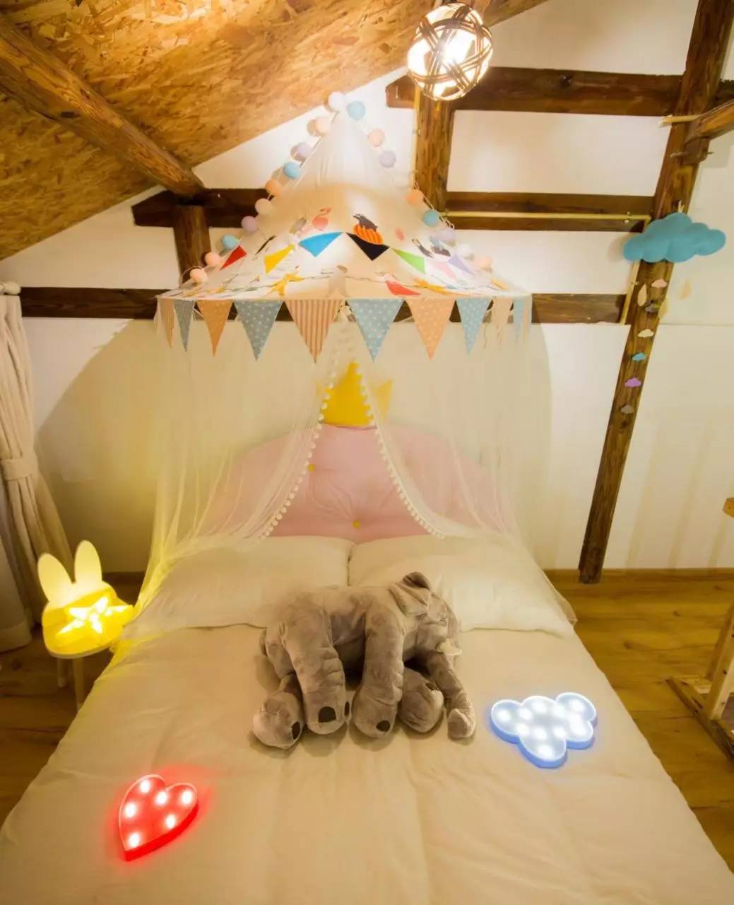 如隱·小佐居，半入溪水半入云