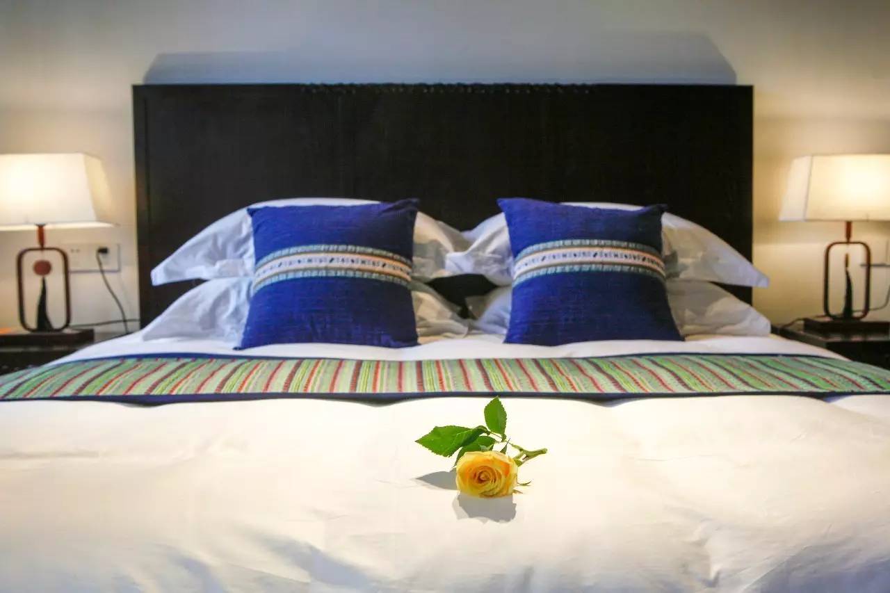 如隱·小佐居，半入溪水半入云