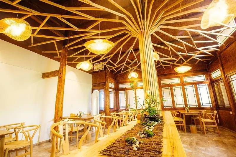 如隱·小佐居，半入溪水半入云