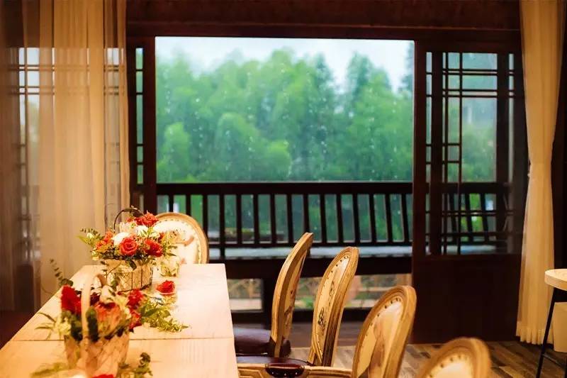 如隱·小佐居，半入溪水半入云