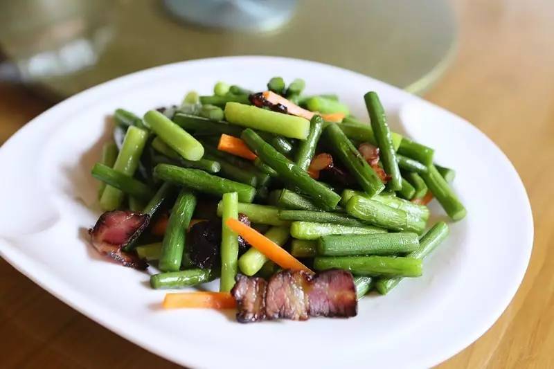 如隱·小佐居，半入溪水半入云