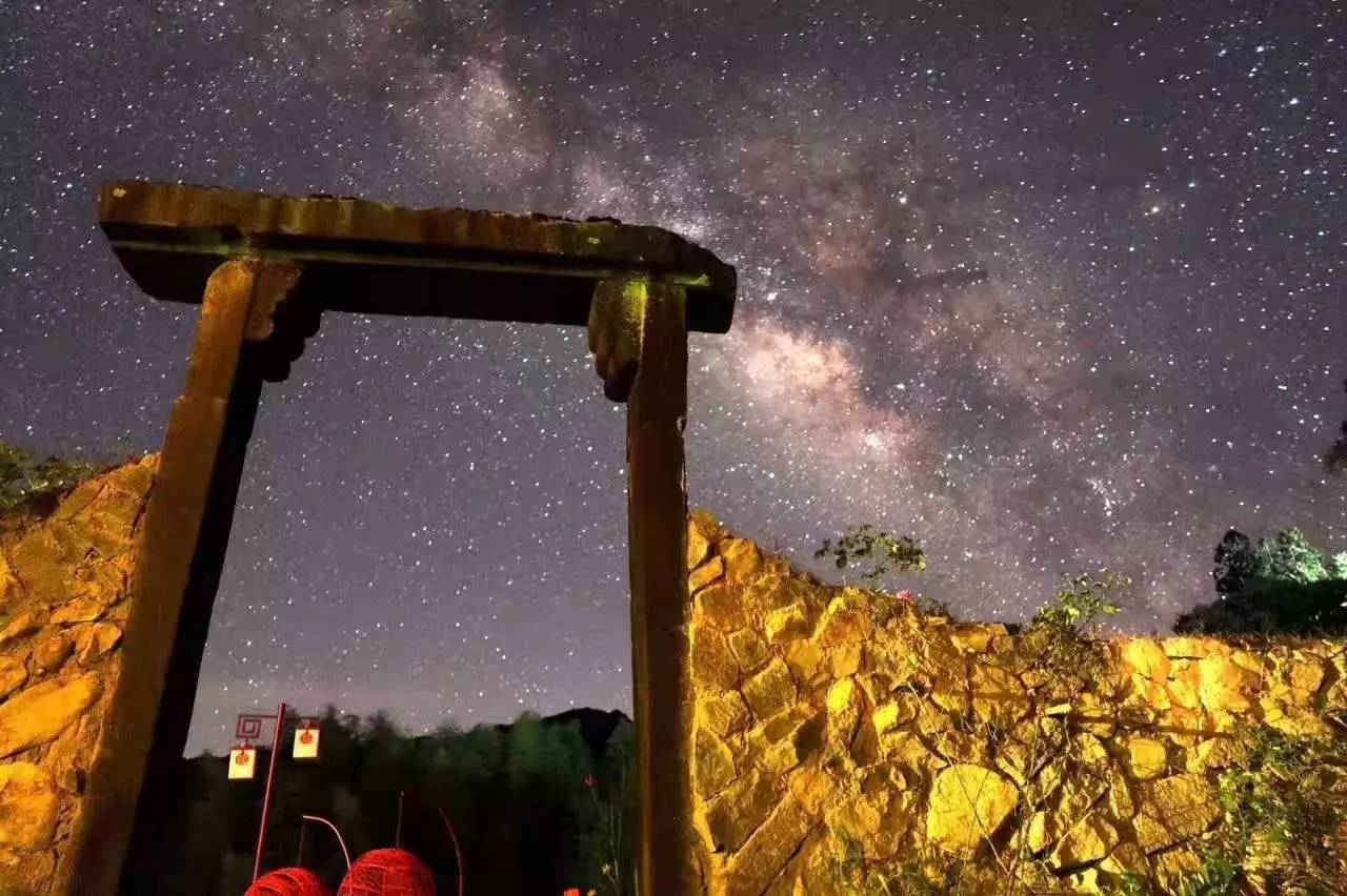 如隱·小佐居，半入溪水半入云