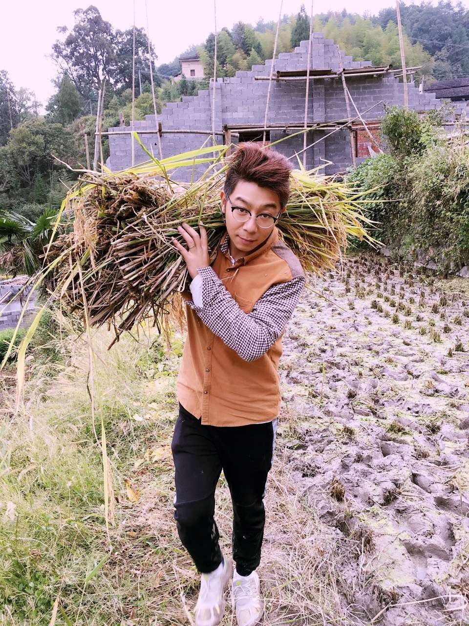 如隱·小佐居，半入溪水半入云