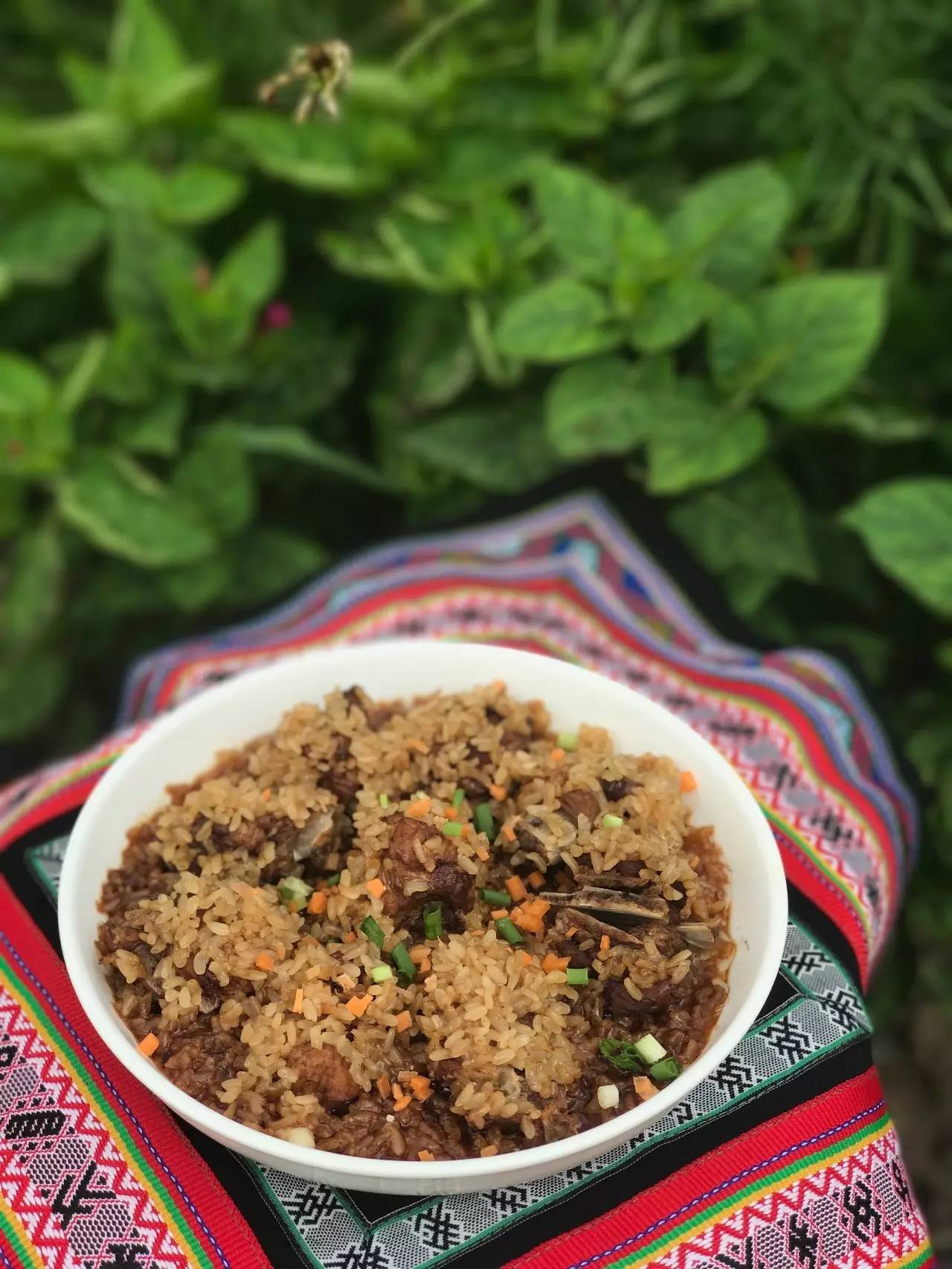 如隱·小佐居，半入溪水半入云