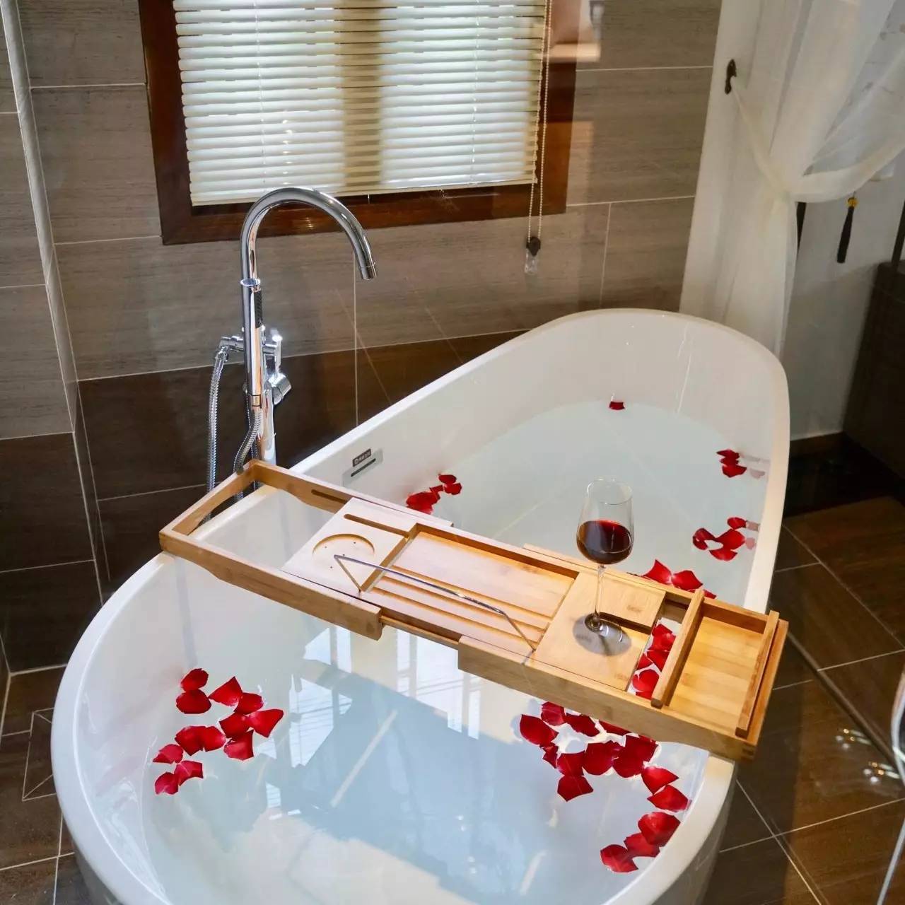 如隱·小佐居，半入溪水半入云