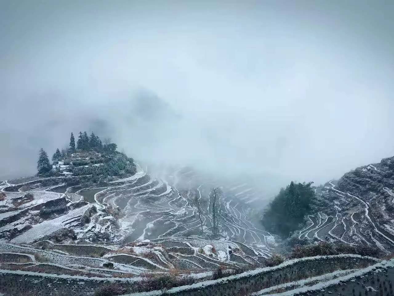 如隱·小佐居，半入溪水半入云