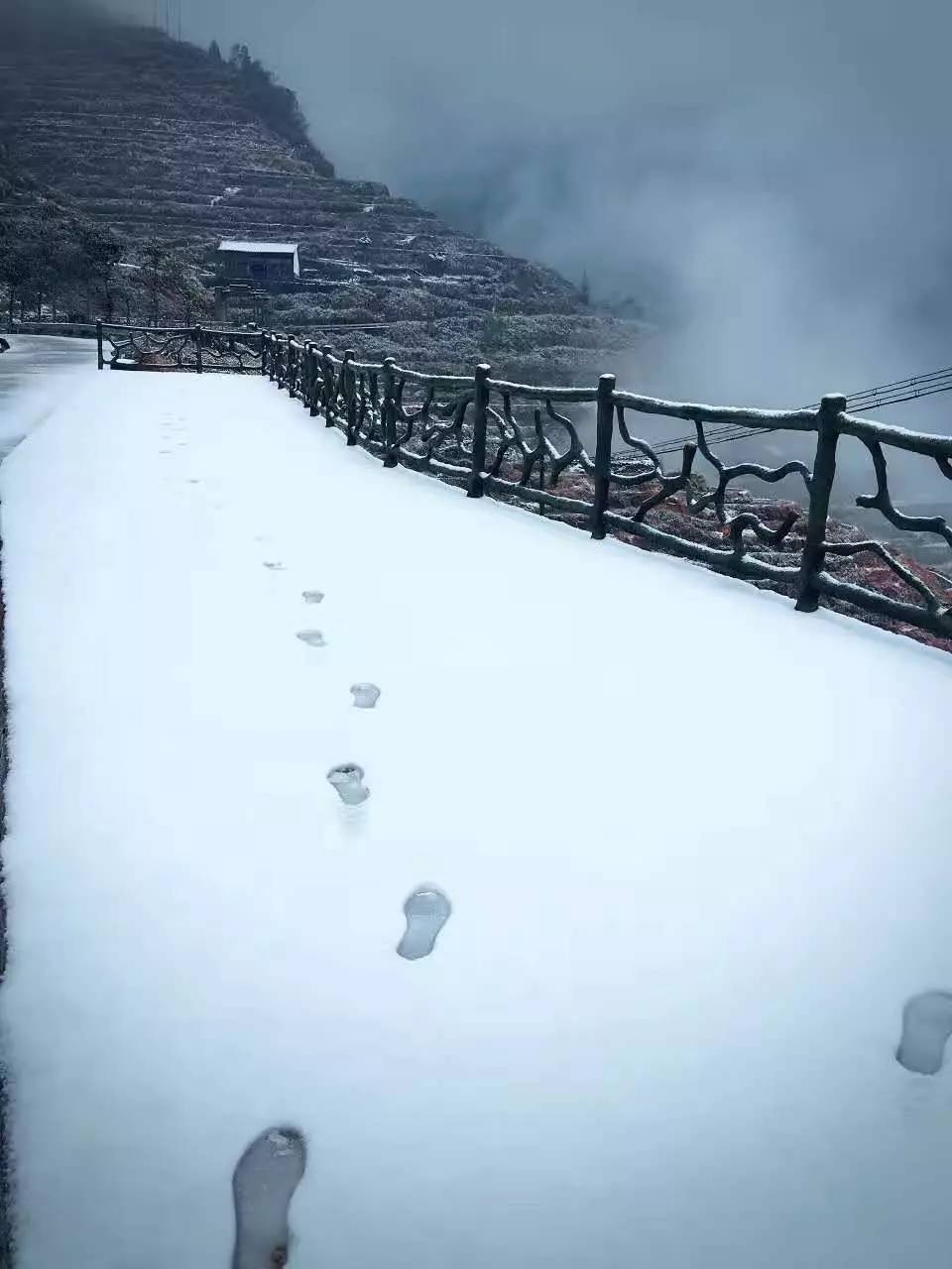 如隱·小佐居，半入溪水半入云