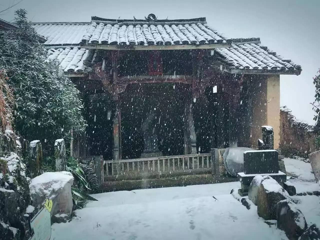 如隱·小佐居，半入溪水半入云