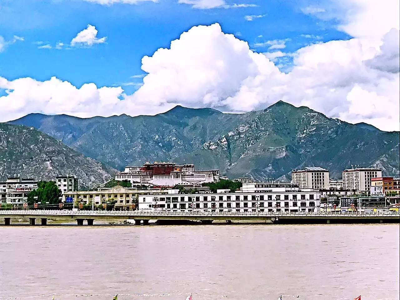 拉薩香格里拉酒店，睡在世界屋脊之上