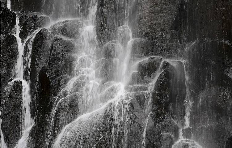 棲霞山居，溪流環(huán)繞在古村落捕魚(yú)看霞光