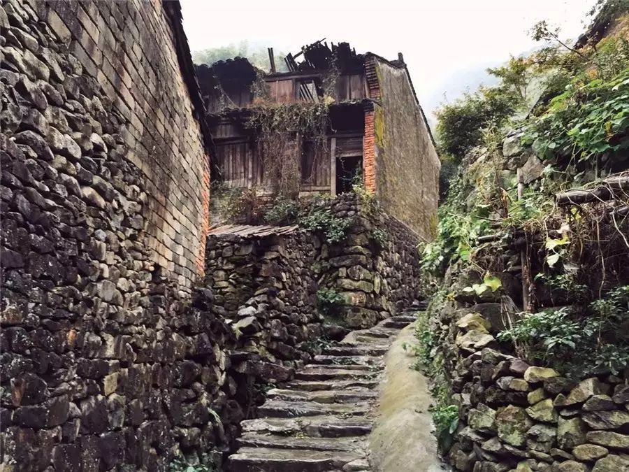 棲霞山居，溪流環(huán)繞在古村落捕魚看霞光