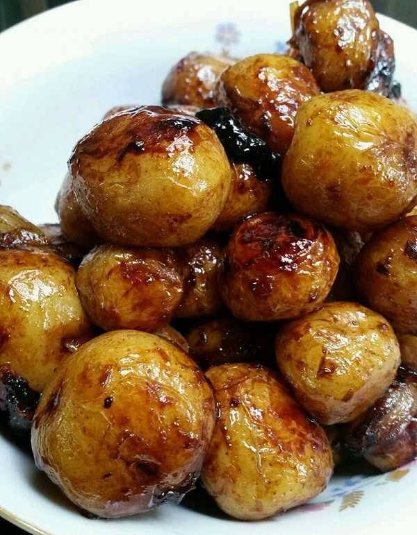 棲霞山居，溪流環(huán)繞在古村落捕魚看霞光