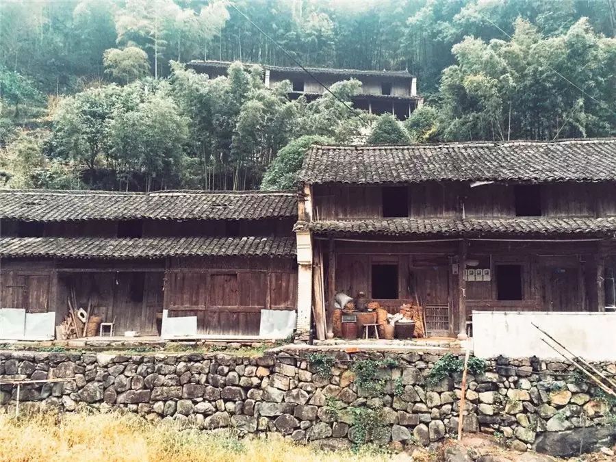 棲霞山居，溪流環(huán)繞在古村落捕魚看霞光