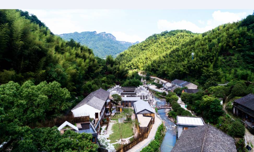 棲霞山居，溪流環(huán)繞在古村落捕魚看霞光