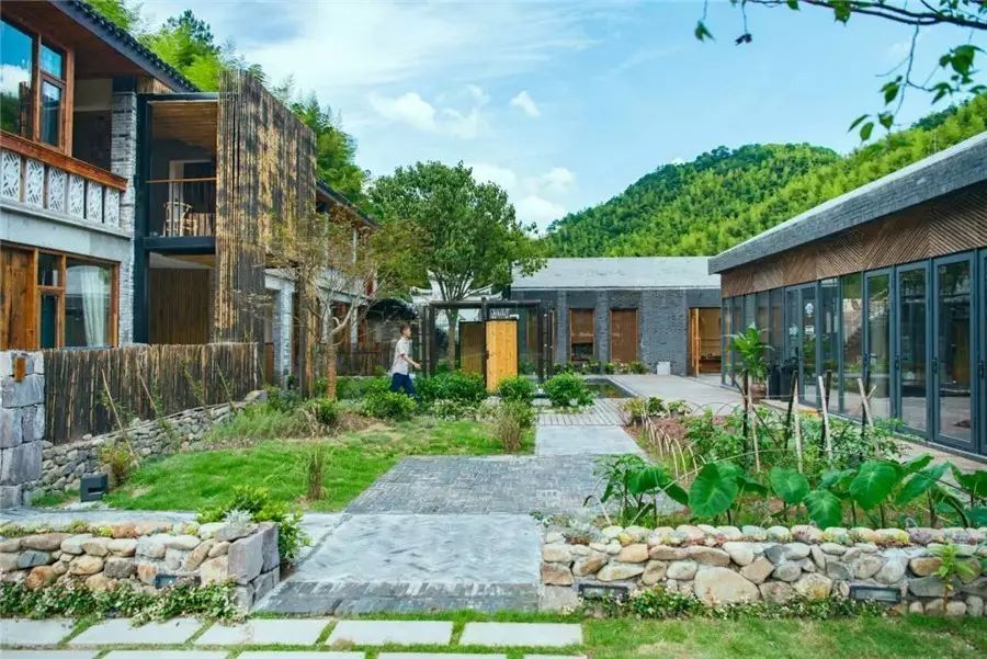 棲霞山居，溪流環(huán)繞在古村落捕魚看霞光