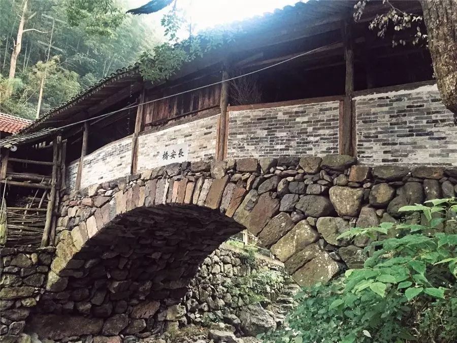 棲霞山居，溪流環(huán)繞在古村落捕魚看霞光