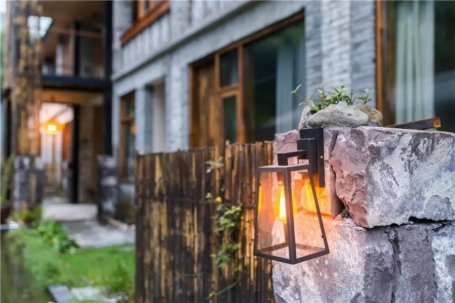 棲霞山居，溪流環(huán)繞在古村落捕魚看霞光