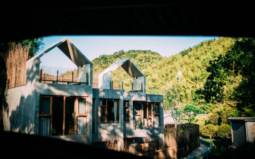 棲霞山居，溪流環(huán)繞在古村落捕魚看霞光