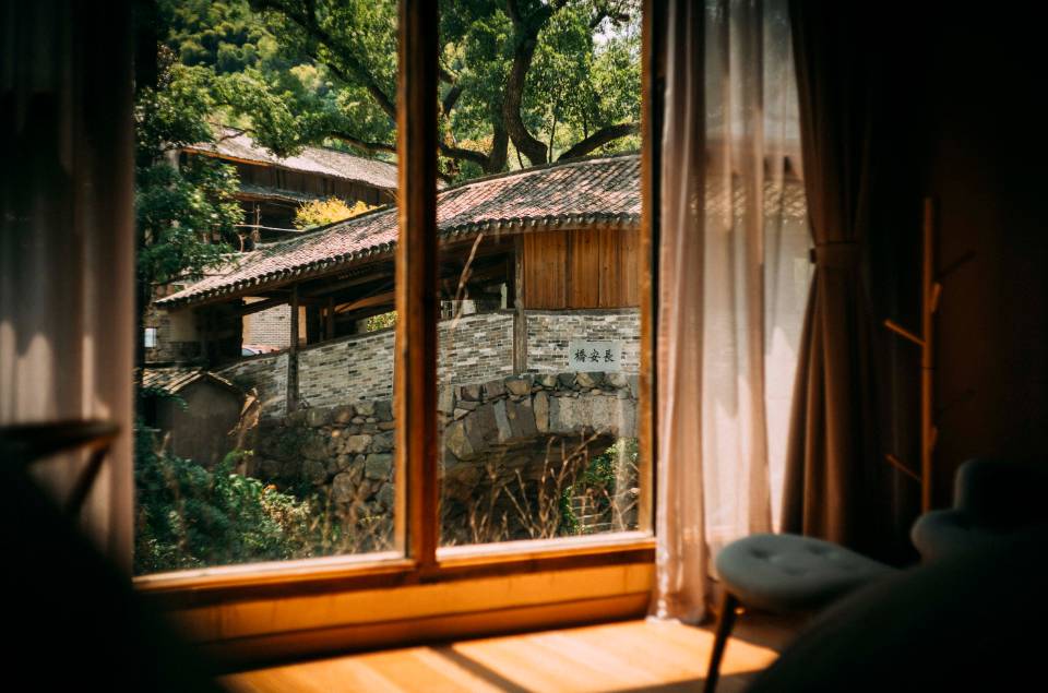 棲霞山居，溪流環(huán)繞在古村落捕魚看霞光