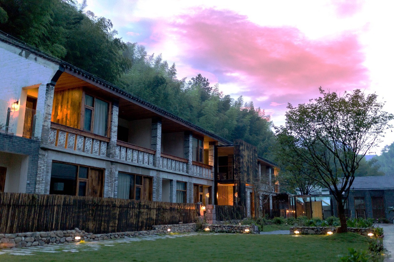 棲霞山居，溪流環(huán)繞在古村落捕魚看霞光