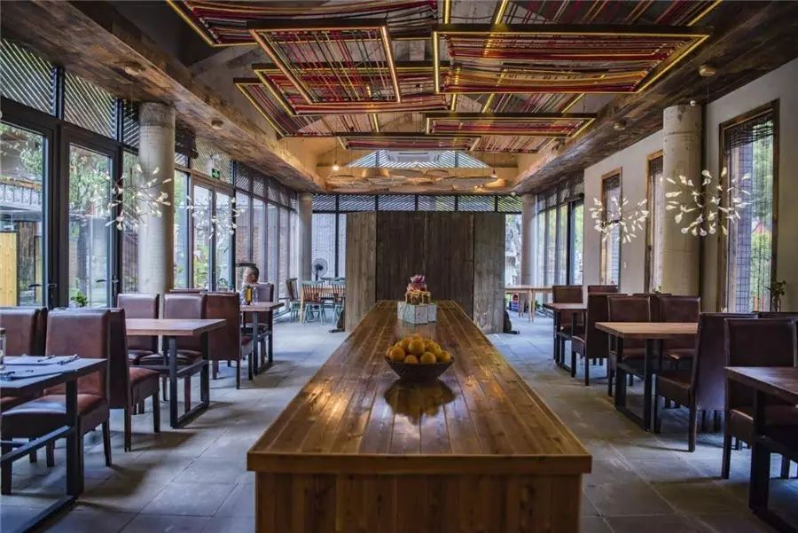 棲霞山居，溪流環(huán)繞在古村落捕魚看霞光