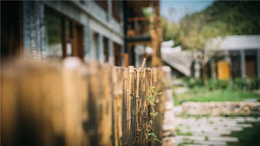 棲霞山居，溪流環(huán)繞在古村落捕魚看霞光