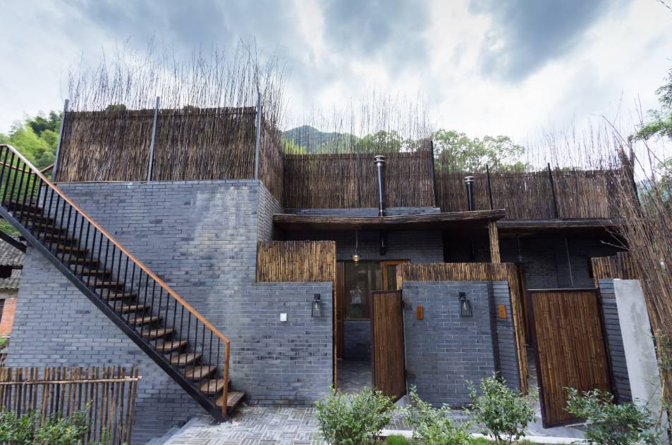 棲霞山居，溪流環(huán)繞在古村落捕魚看霞光