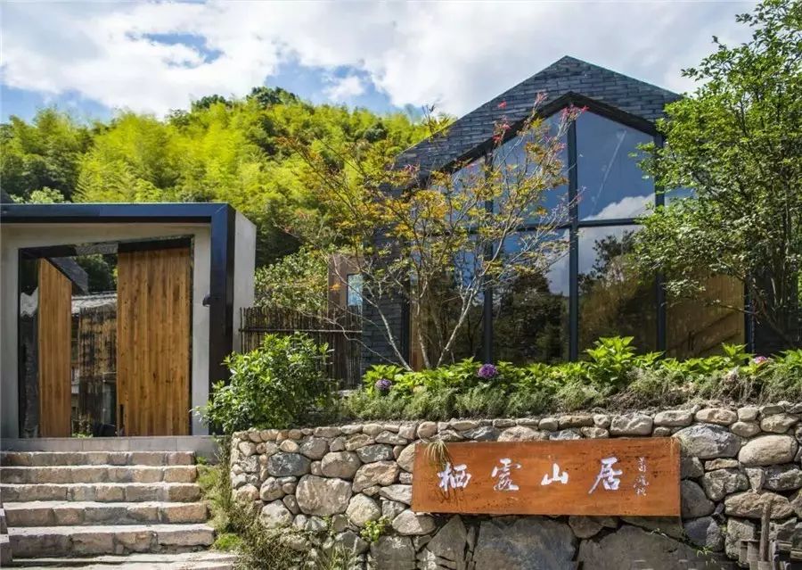 棲霞山居，溪流環(huán)繞在古村落捕魚看霞光