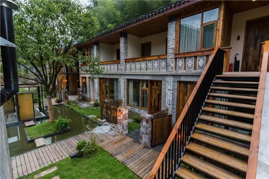 棲霞山居，溪流環(huán)繞在古村落捕魚看霞光