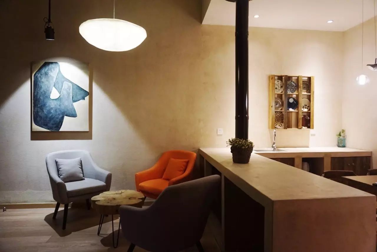 棲霞山居，溪流環(huán)繞在古村落捕魚看霞光