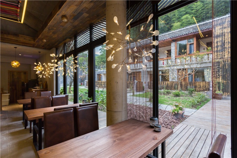 棲霞山居，溪流環(huán)繞在古村落捕魚看霞光