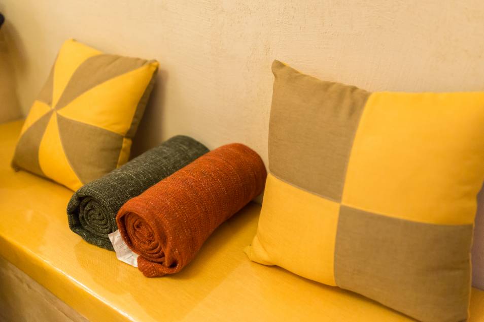 棲霞山居，溪流環(huán)繞在古村落捕魚看霞光