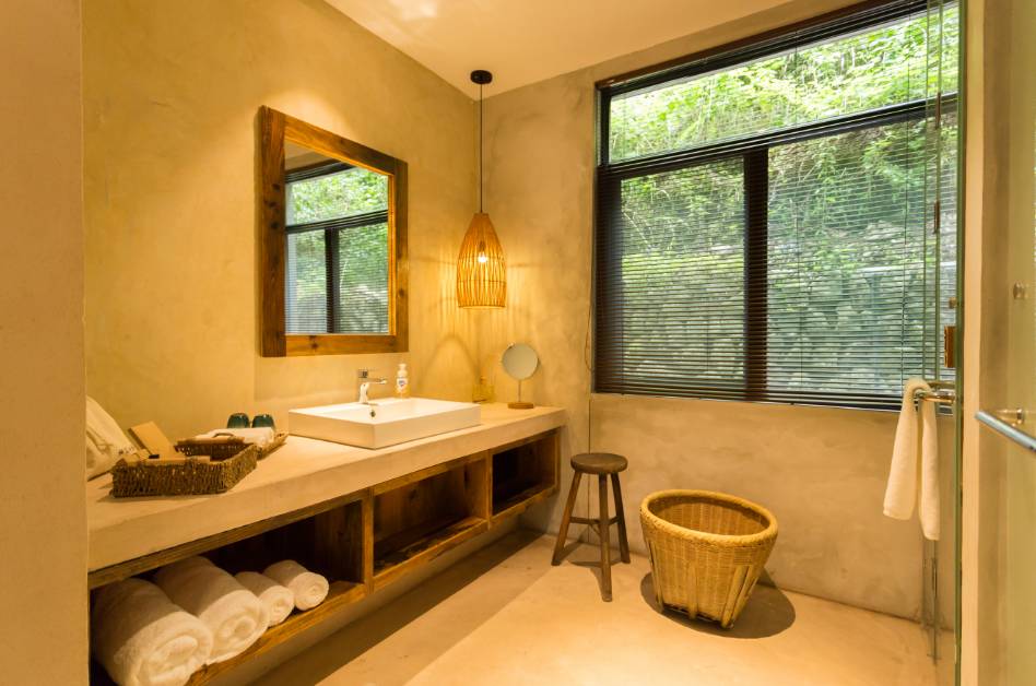 棲霞山居，溪流環(huán)繞在古村落捕魚看霞光