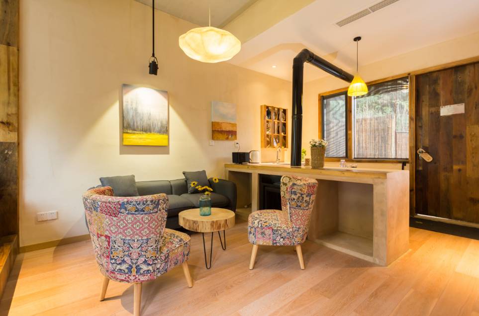 棲霞山居，溪流環(huán)繞在古村落捕魚看霞光