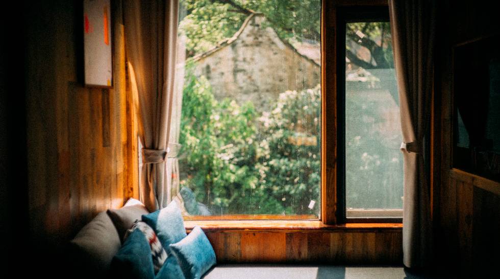 棲霞山居，溪流環(huán)繞在古村落捕魚看霞光