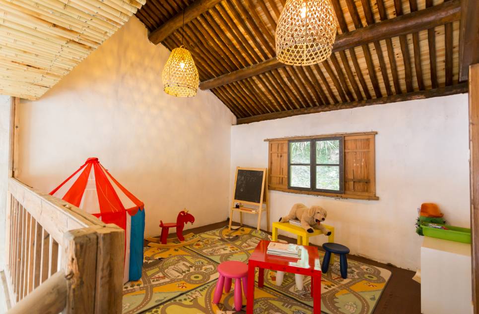 棲霞山居，溪流環(huán)繞在古村落捕魚看霞光