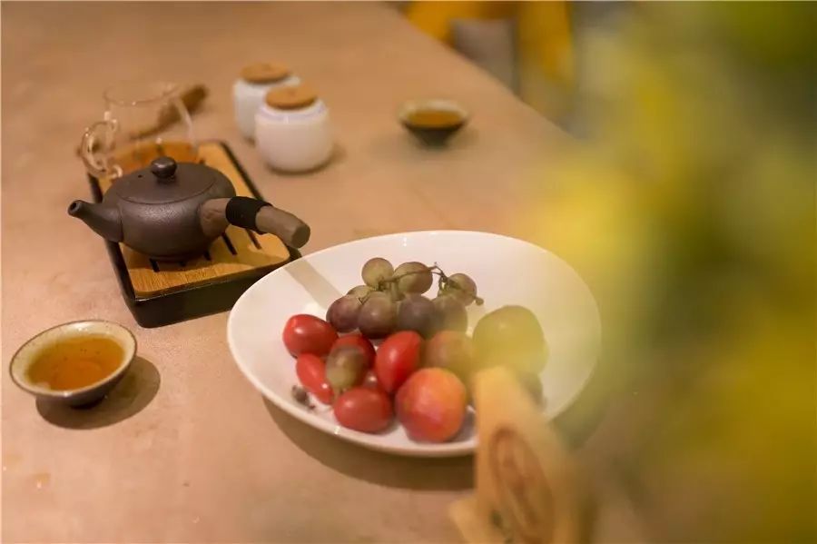 棲霞山居，溪流環(huán)繞在古村落捕魚(yú)看霞光