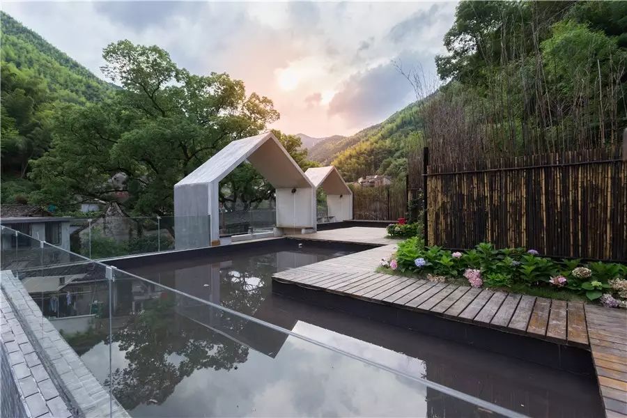 棲霞山居，溪流環(huán)繞在古村落捕魚(yú)看霞光