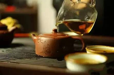 酒是一群人的寂寞，茶是一個(gè)人的狂歡